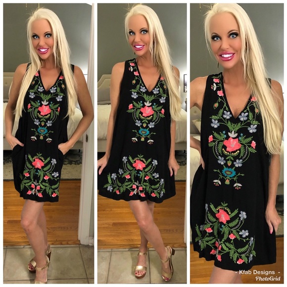 Dresses & Skirts - 🥰Gorgeous Fully Lined Embroidered Pocket Dress!